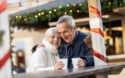 Glückliches Paar auf dem Weihnachtsmarkt