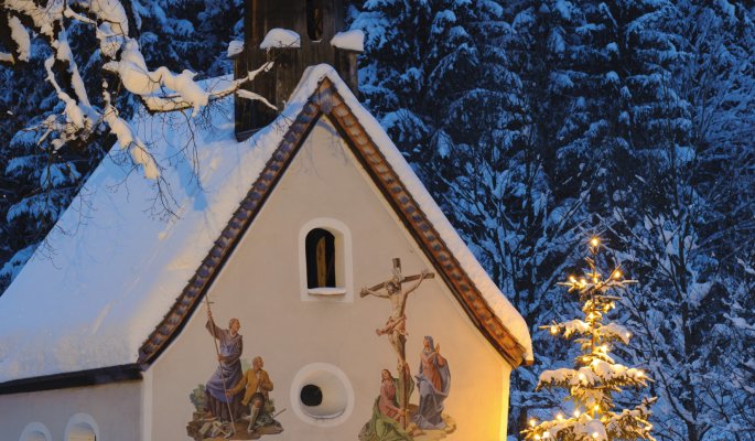 Kleine Kapelle zur Weihnachtszeit © Wolfilser - stock.adobe.com