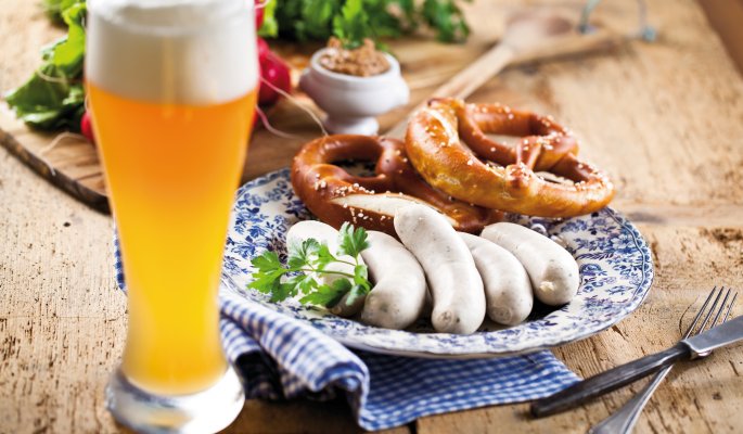 Weißwürste mit Brezen und Weißbier © karepa-fotolia.com