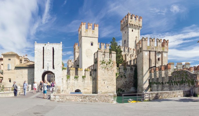 Altstadt von Sirmione mit Festung © autofocus67-stock.adobe.com