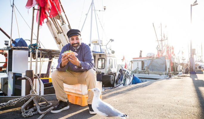 Fischbrötchen essen am Fischereihafen Travemünde © LTM/Olaf Malzahn