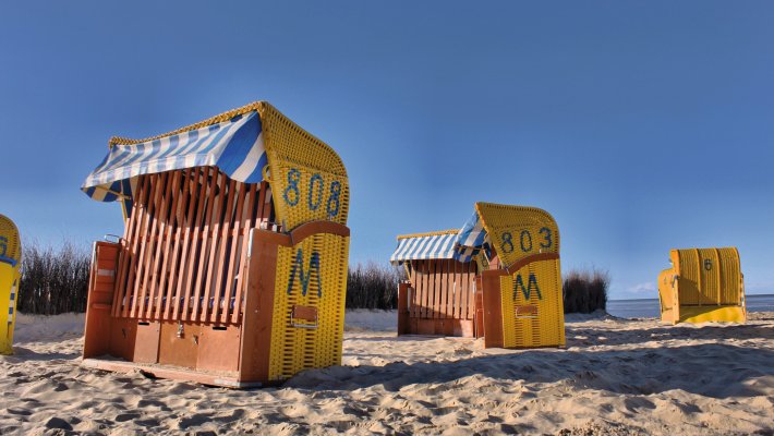 Strandkörbe am Strand von Duhnen © coastoak - stock.adobe.com