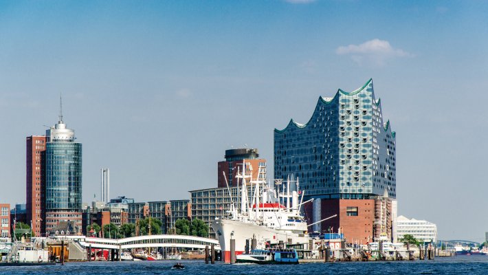 Hamburger Hafen mit Elbphilharmonie © dietwalther - stock.adobe.com